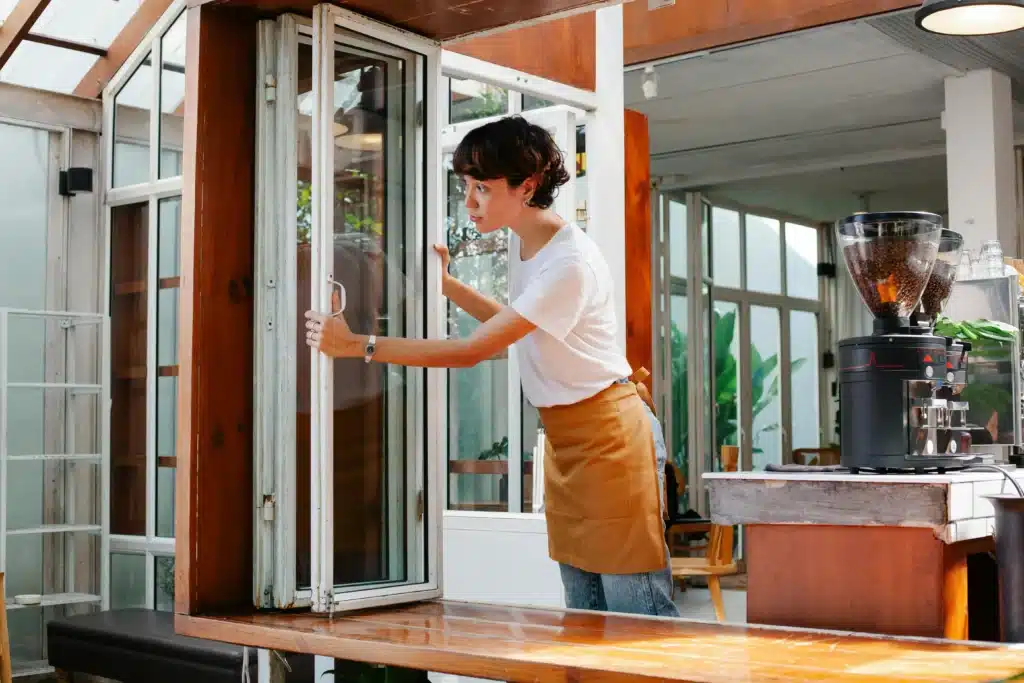 İki farklı işte çalışan ofis çalışanı görseli