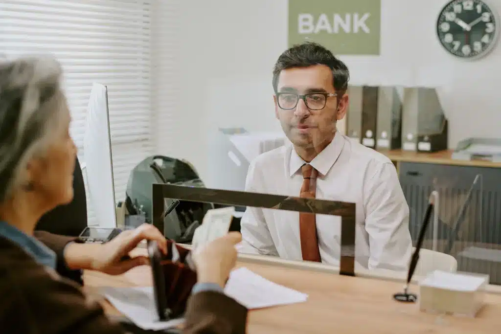 Ücretlerin banka yoluyla ödenmesini zorunlu kılan yeni düzenleme hakkında bilgi veren görsel.