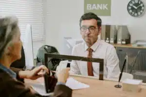 Ücretlerin banka yoluyla ödenmesini zorunlu kılan yeni düzenleme hakkında bilgi veren görsel.