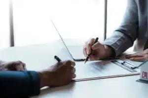 İşverenin çalışanlarıyla İş Kanunu ve SGK mevzuatına uygun iş sözleşmesi imzalaması.