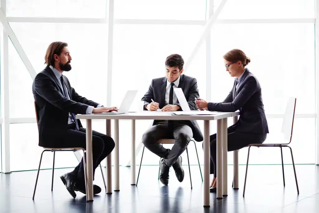 İşe iade kararının ardından işçiye ödenecek tazminatlar ve haklar hakkında kurumsal bilgi sunumu.