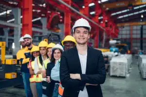 Genç işçinin sağlık kontrolü ve iş sözleşmesi sürecini gösteren kurumsal çalışma ortamı.