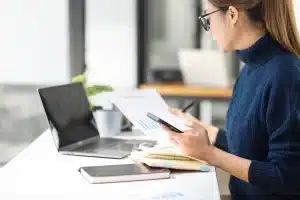 KEP bildirimi yapan işveren – dijital belge inceleyen kişi