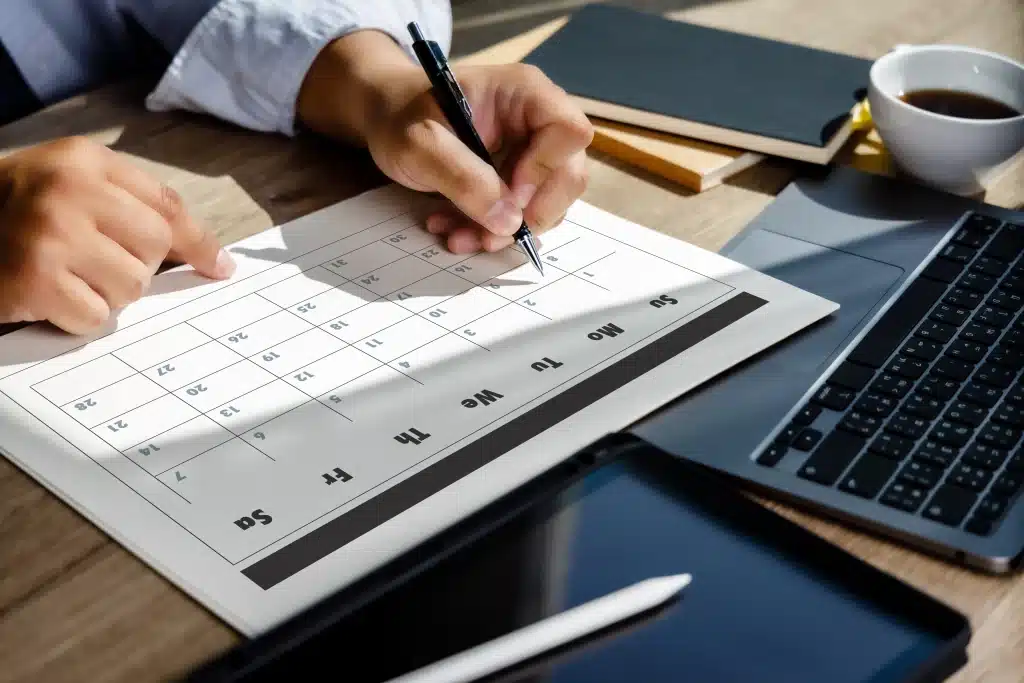 İşyerinde avans izin kullanımı ve yıllık izin takvimi gösteren kurumsal görsel.