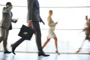 Çalışanların Ramazan ayında yıllık izin kullanımı ve işyeri yönetimi konsepti.