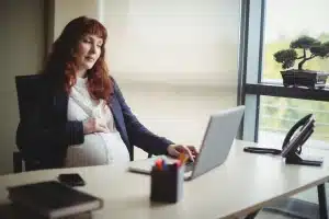 2026 doğum izni düzenlemesi kapsamında analık izni süresi ve İK süreçleri görselleştirmesi