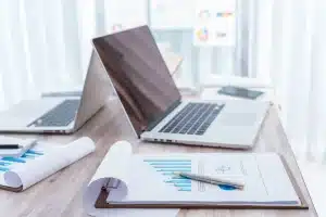 Nisan 2026 SGK bildirim ve ödeme sürelerinin uzatıldığını gösteren takvim ve belge görseli